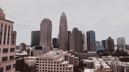 El crecimiento empresarial y la falta de vivienda accesible encarecen el mercado inmobiliario