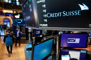 El Credit Suisse, en una pantalla de la Bolsa de Valores de Nueva York. (AP Photo/Seth Wenig)