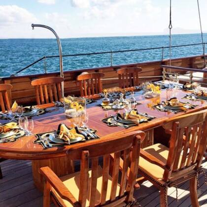El Creole y su mesa para almorzar en cubierta
