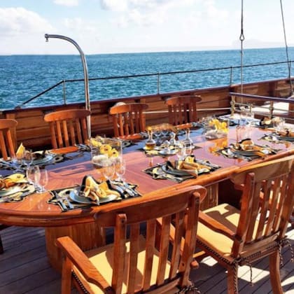 El Creole y su mesa para almorzar en cubierta