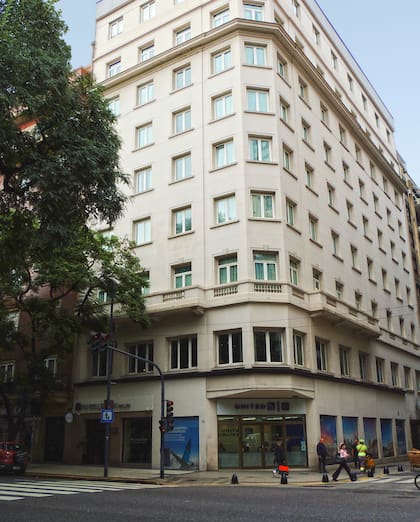 El Crillon local fue construido en 1947. En la actualidad está en manos de la cadena española NH.