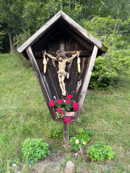 El cristo crucificado, adornado con choclos, una imagen típica del Ritten.