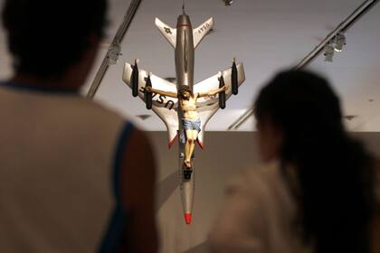El Cristo de Ferrari crucificado en un bombardero