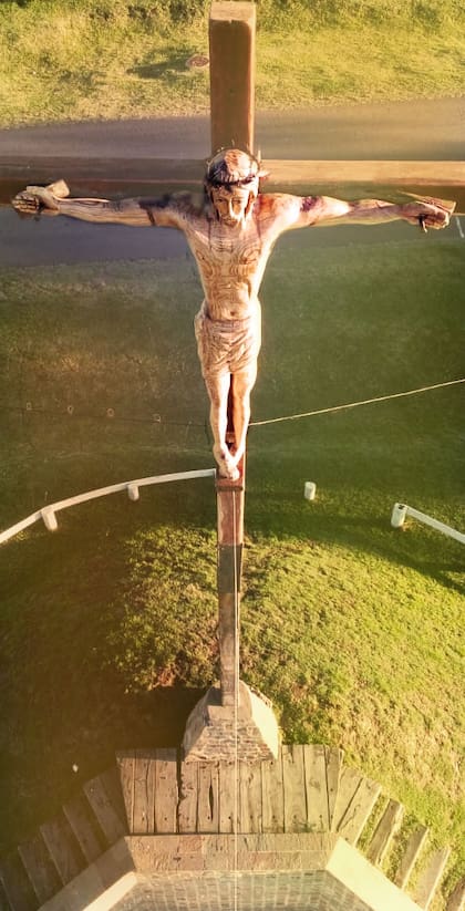 El Cristo está tallado en madera de fresno por el escultor local Pablo Bagnat (Foto: Municipalidad de Monte)