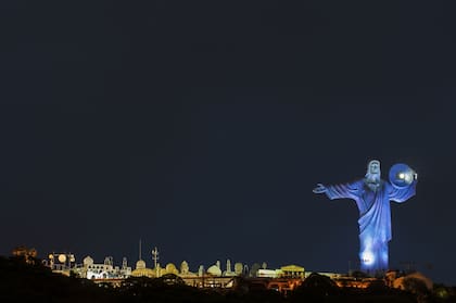 El Cristo Luz ilumina las noches del Balneario Camboriú