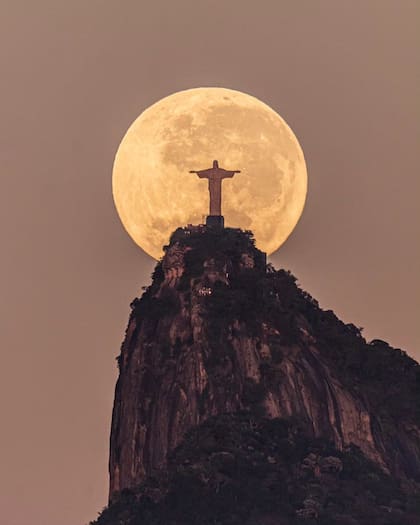 El Cristo Redentor con la luna de fondo