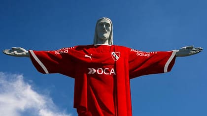 El Cristo Redentor, emblema de Río de Janeiro, con la camiseta de Independiente