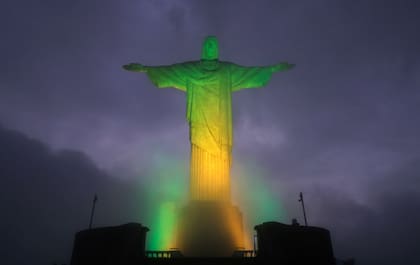 El Cristo Redentor, iluminado con los colores de la camiseta de Brasil en homenaje a Pelé