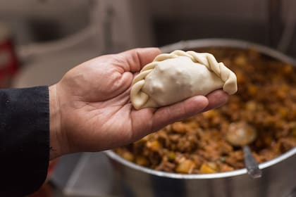 El crítico italiano Pietro Sorba incluyó la empanada de Hugo Veliz entre las 160 mejores recetas de Argentina y el mundo.