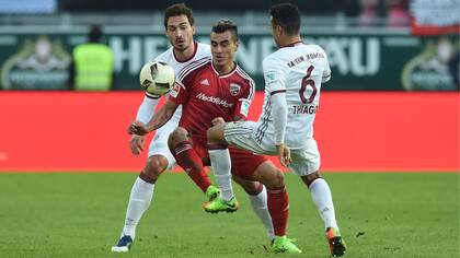 El croata Dario Lezcano, delantero de Ingosltad, disputa la pelota con Thiago Alcántara, de Bayern Munich