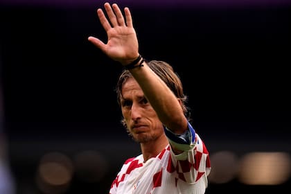 El croata Luka Modric saluda a los aficionados tras un juego del Grupo F del Mundial entre Croacia y Marruecos, en el estadio Al Bayt, en Jor, Qatar, el 23 de noviembre de 2022. (AP Foto/Manu Fernández)