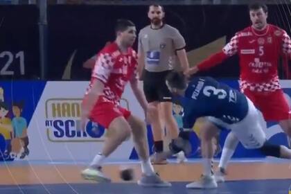 El croata Marko Mamic se dio cuenta de la intención de Federico Pizarro, pero ya es demasiado tarde: la pelota le pasará entre las piernas y será gol para la Argentina