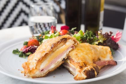 El croissant parisien de Gontran Cherrier, versión salada con harina y manteca francesa, relleno con jamón, queso y bechamel y al final gratinado.