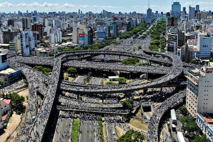 El cruce de la Av. 9 de Julio y la Autopista 25 de Mayo colmado de personas