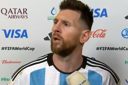 El cruce de Lionel Messi con un rival en la zona mixta tras el triunfo ante Países Bajos