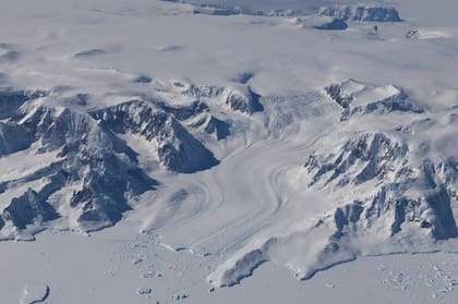 El cruce de los datos ofrecidos por ambos satélites concluyeron en que Groenlandia perdió 200 gigatoneladas de hielo por año y la Antártida, 118 (una gigatonelada puede llenar 400.000 piletas olímpicas)