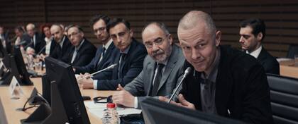 El cruce de retazos documentales y elementos de ficción siempre fue una clave de su obra, en este caso inspirada en el libro de Yanos Varoufakis, ex ministro de Finanzas del gobierno de Alexis Tsipras.