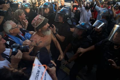 El cruce entre jubilados e hinchas de Chacarita con la policía, la semana pasada, frente al Congreso de la Nación