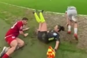 Una jueza de línea fue derribada en Turquía por un cruce entre dos futbolistas y el desenlace generó indignación