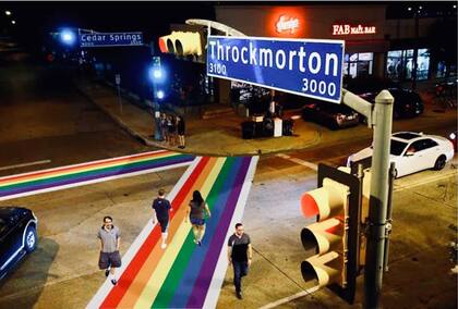 El cruce peatoal de arcoíris de Cedar Springs, Texas