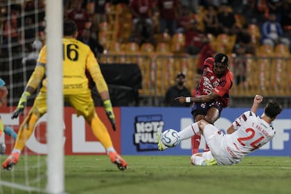 El cruce vital de Tomás Palacios evita un centro bajo de Yoni González hacia el punto de penal que podía terminar en una definición frontal contra el arquero Fernando Muslera.