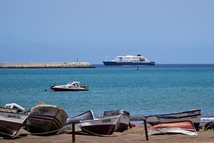 El crucero afectado por un brote de hantavirus llegó a su destino final en Países Bajos.