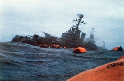 El crucero argentino General Belgrano se hunde en medio de balsas salvavidas naranjas con sobrevivientes en el Océano Atlántico Sur, luego de ser torpedeado por la armada británica