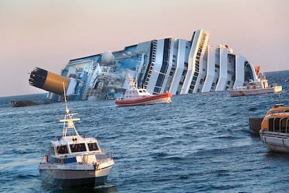 El crucero aún permanece semi hundido frente a la costa y hasta se convirtió en un atractivo turístico