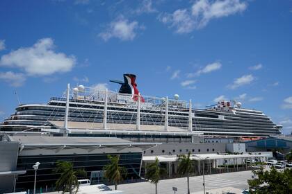 El crucero Carnival Horizon de Carnival Cruise Line se muestra atracado en PortMiami, el viernes 9 de abril de 2021, en Miami.  Los cruceros apenas comenzaban a reactivarse (AP Foto/Wilfredo Lee)