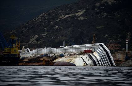 El crucero Costa Concordia encalló en costas de la Isla de Giglio, Italia