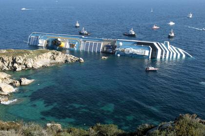 El crucero Costa Concordia habría chocado contra una roca; tres personas murieron