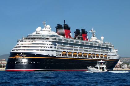 El crucero Disney Wonder anclado en la península de Baja California en México