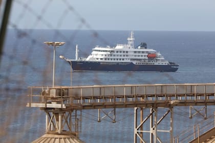 El crucero holandés MV Hondius cuando estaba anclado frente a Praia, Cabo Verde (Xinhua/Elton Monteiro) (da) (ra) (ce)