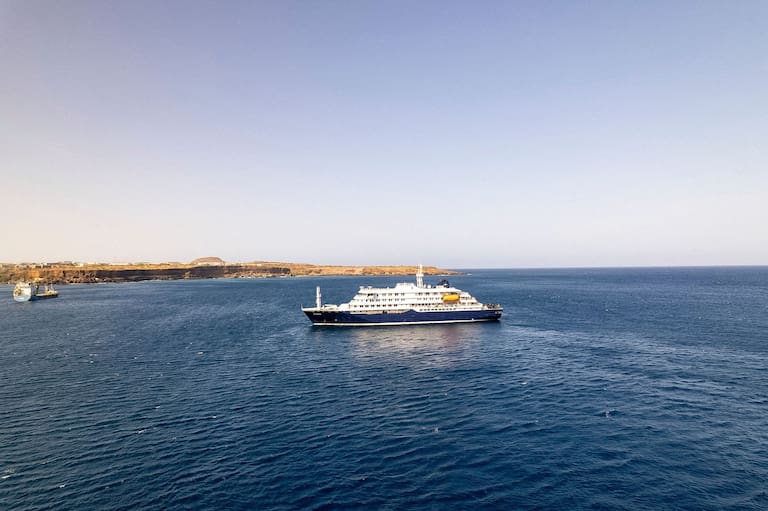 El crucero MV Hondius anclado frente al puerto de Praia, la capital de Cabo Verde