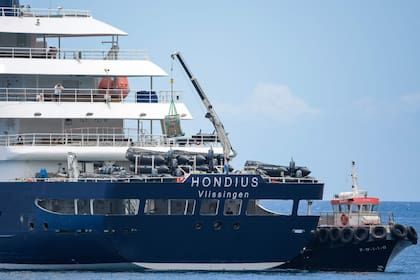 El crucero MV Hondius, con bandera holandesa y afectado por el hantavirus, recibe provisiones de una embarcación en el puerto de Granadilla de Abona, en la isla de Tenerife