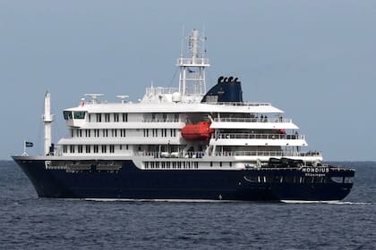 El crucero MV Hondius sale de puerto en Praia, Cabo Verde, el miércoles 6 de mayo de 2026. (AP Foto/Misper Apawu)