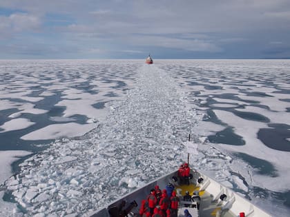 El crucero siguiendo la estela salvadora del rompehielos canadiense.