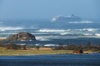 El crucero Viking Sky, cerca de la costa oeste de Noruega, en Hustadvika