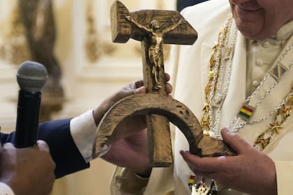 El crucifijo polémico con una hoz y un martillo