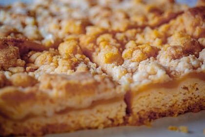 El crumble que recubre las manzanas es la estrella de este postre, hecho con harina, azúcar y manteca