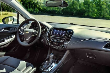 El Cruze 2021 incluye la nueva versión del sistema MyLink, conectividad a Internet a bordo y el servicio de asistencia OnStar