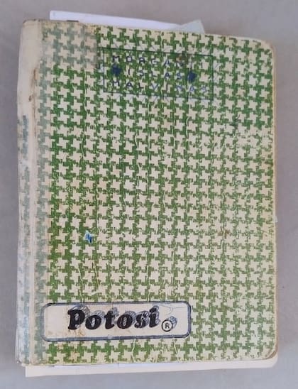 El cuaderno escolar de tapa dura que le fue obsequiado al soldado Carlos Marcelo Morganti luego de su arribo a las Islas Malvinas durante el conflicto armado de 1982. El mismo fue depositario de la vida diaria, reflexiones y ordenes emitidas por el Batallón de Comunicaciones 181 del Ejército Argentino. (Cortesía Mariana Morganti).