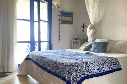 El cuadrito y la cruz están hechos a mano con vidrios que el mar dejó en la playa.