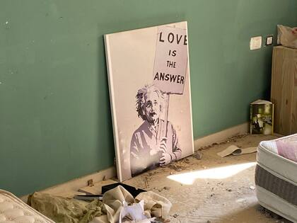 El cuadro abandonado en el suelo con un póster con Albert Einstein