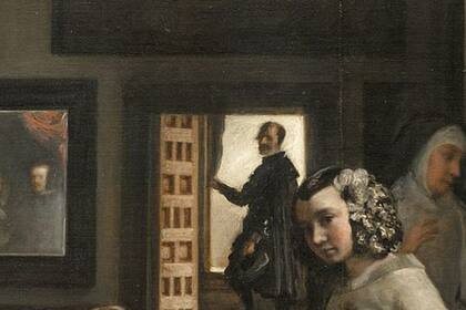 Los reyes Felipe IV y Mariana de Austria aparecen reflejados en el espejo del fondo, pero no sabemos si son reales o son a su vez una pintura