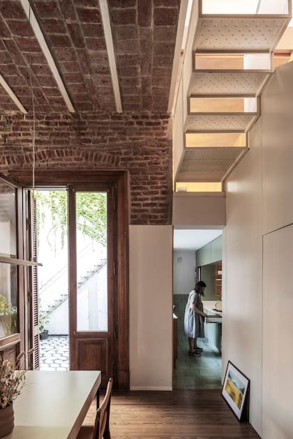 El cuadro apoyado en el piso muestra una ilustración de "Isla de Perros", película de Wes Anderson.