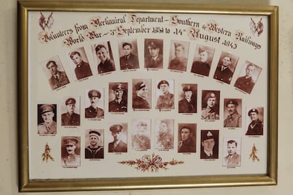 El cuadro con los trabajadores del ferrocarril que se presentaron como voluntarios para pelear en la Segunda Guerra Mundial, en la casa de Stanley Coggan