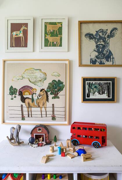 El cuadro de caballos lo hizo Abril cuando estaba embarazada de su primer hijo. Los de arriba los compró a un hombre que hacía collages en una feria en París.