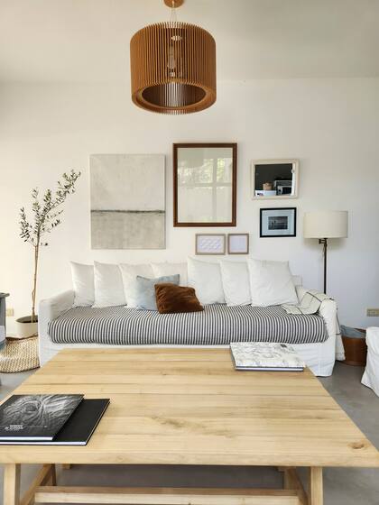 “El cuadro de @mundoapologia, a la izquierda, es el único definitivo. El resto ira apareciendo con el tiempo, no hay apuro; será un lindo proceso completarla”.