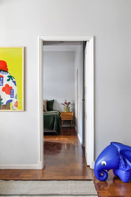 El cuadro de Pared suma color al living que parte de una base neutra.